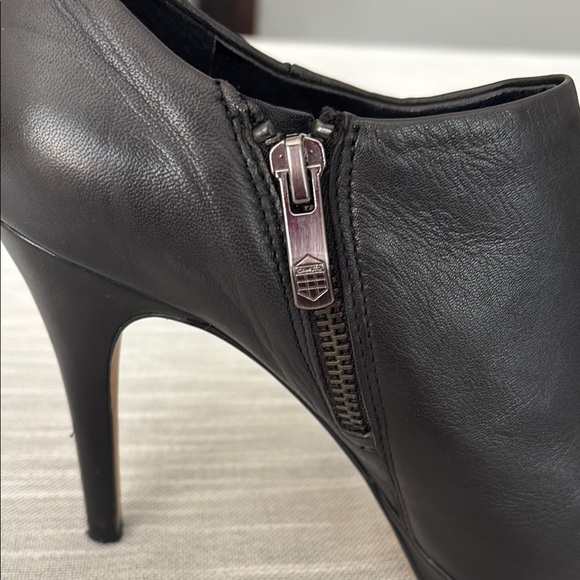 Elegant Vince Camuto Black Leather Stiletto Ankle Booties - Picture 3 of 11